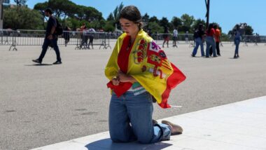 Jovem reza durante Encontro Mundial da Juventude, em Portugal, em 2023: Geração Z interrompeu tendência de secularização. Imagem referente a matéria