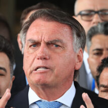 Moraes comunica TSE sobre inelegibilidade de Bolsonaro até 2060; entenda Bolsonaro é declarado inelegível até 2060